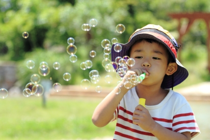 シャボン玉をする幼児(4歳児)